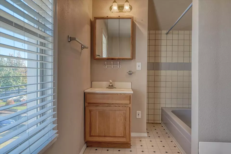 Bath - 1317 E Dalton Ave, Spokane, WA 99207 photo 2 of 2