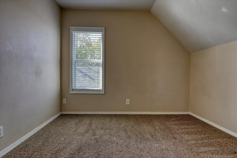 Bedroom - 1317 E Dalton Ave, Spokane, WA 99207 photo 3 of 5