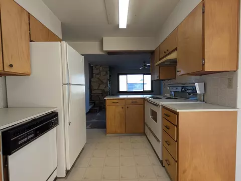 Kitchen - 9006 E Sinto Ave, Spokane Valley, WA 99212 photo 2 of 3