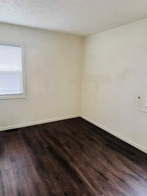 Bedroom - 305 E Graves Rd, Spokane, WA 99218 photo 2 of 2