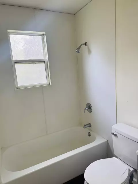 Bath - 305 E Graves Rd, Spokane, WA 99218 photo 1 of 2