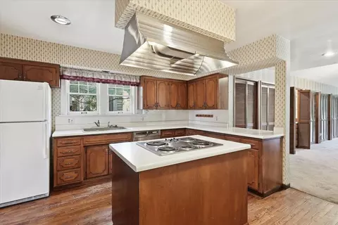 Kitchen - 1016 E Overbluff Rd, Spokane, WA 99203 photo 2 of 3