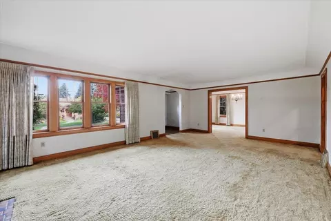Living - 1016 E Overbluff Rd, Spokane, WA 99203 photo 4 of 6