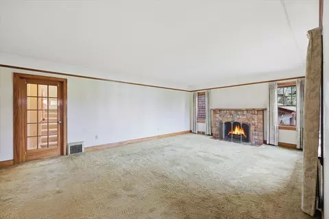Living - 1016 E Overbluff Rd, Spokane, WA 99203 photo 2 of 6