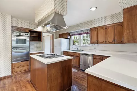 Kitchen - 1016 E Overbluff Rd, Spokane, WA 99203 photo 3 of 3