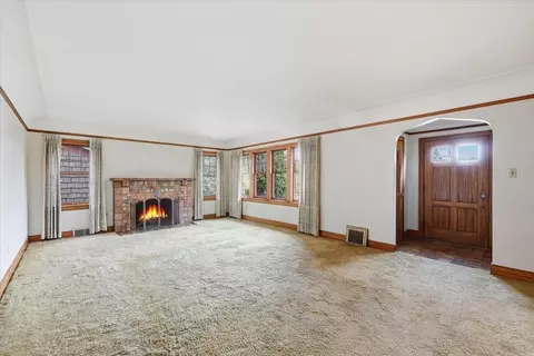 Living - 1016 E Overbluff Rd, Spokane, WA 99203 photo 1 of 6