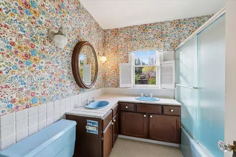 Bath - 1016 E Overbluff Rd, Spokane, WA 99203 photo 3 of 3