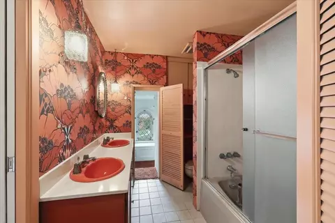 Bath - 1016 E Overbluff Rd, Spokane, WA 99203 photo 2 of 3
