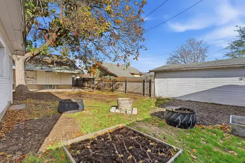 Exterior - 824 E Longfellow Ave, Spokane, WA 99207 photo 6 of 8