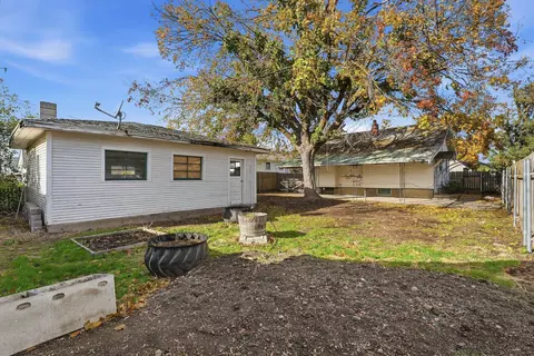 Exterior - 824 E Longfellow Ave, Spokane, WA 99207 photo 5 of 8