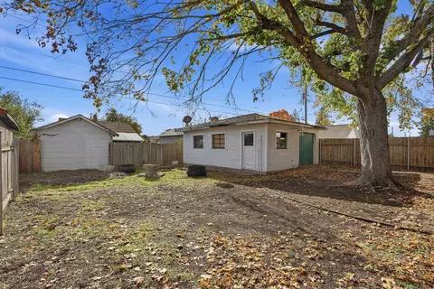 Exterior - 824 E Longfellow Ave, Spokane, WA 99207 photo 4 of 8
