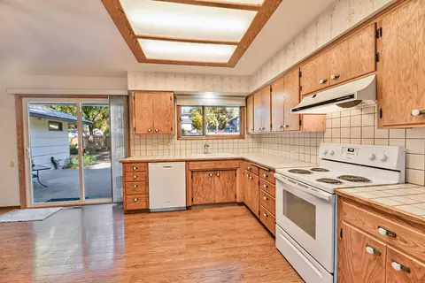 Kitchen - 11115 E 20th Ave, Spokane Valley, WA 99206 photo 2 of 2