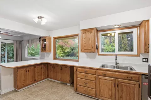 Kitchen - 11004 E 19th Ave, Spokane Valley, WA 99206 photo 3 of 5