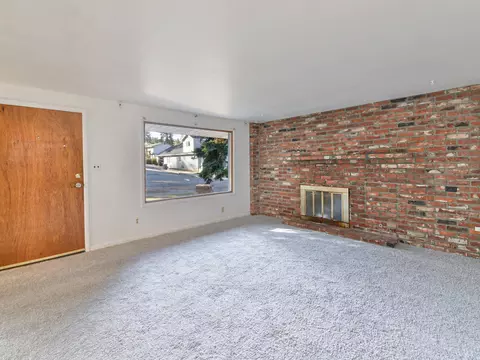 Living - 4103 E Pratt Ave, Spokane, WA 99202 photo 2 of 2