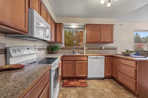 Kitchen - 11304 E 17th Ave, Spokane Valley, WA 99206 photo 2 of 2