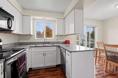 Kitchen - 11303 E 35th Ave, Spokane Valley, WA 99206 photo 2 of 2