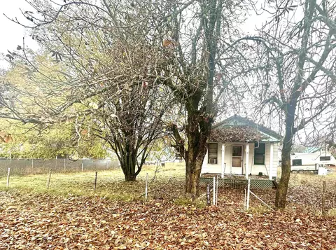 106 N 8th St, Ione, WA 99139