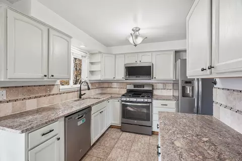 Kitchen - 13206 E Tall Tree Rd, Spokane Valley, WA 99216 photo 3 of 4