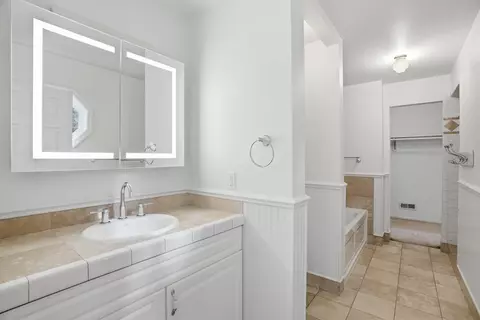 Bath - 4601 E Pineglen Rd, Mead, WA 99021 photo 2 of 4