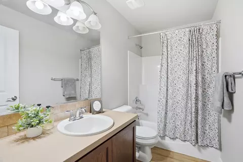 Bath - 14 E Lindsey Ln, Spokane, WA 99208 photo 3 of 4