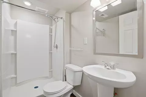 Bath - 14 E Lindsey Ln, Spokane, WA 99208 photo 4 of 4