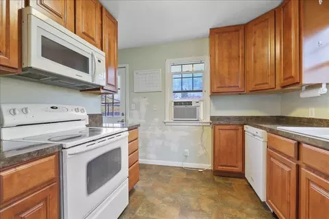 Kitchen - 10309 E Springfield Ave, Spokane Valley, WA 99206 photo 2 of 2