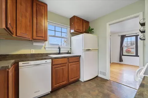 Kitchen - 10309 E Springfield Ave, Spokane Valley, WA 99206 photo 1 of 2