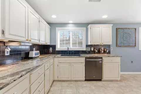 Kitchen - 13404 E 24th Ave, Spokane Valley, WA 99216 photo 3 of 5