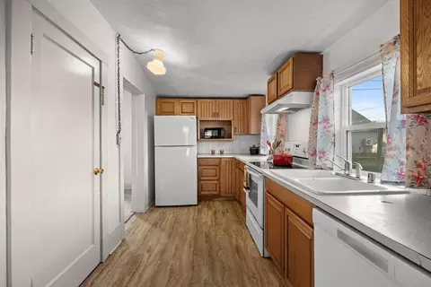 Kitchen - 1911 E 6th Ave, Spokane, WA 99202 photo 2 of 4