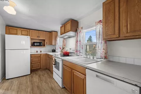 Kitchen - 1911 E 6th Ave, Spokane, WA 99202 photo 3 of 4