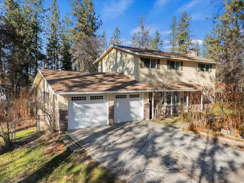 17025 N Suncrest Dr, Nine Mile Falls, WA 99026