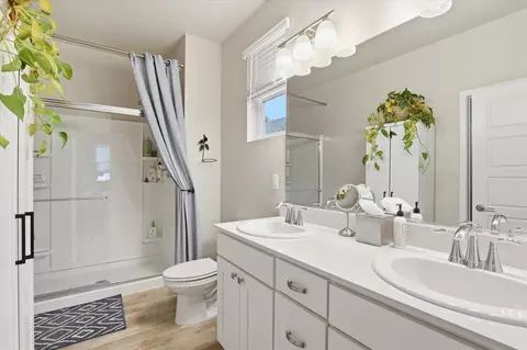 Bath - 1129 E Gallium Ln, Colbert, WA 99005 photo 2 of 2