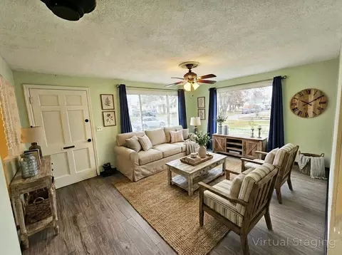 Living - 1024 E Queen Ave, Spokane, WA 99207 photo 3 of 4