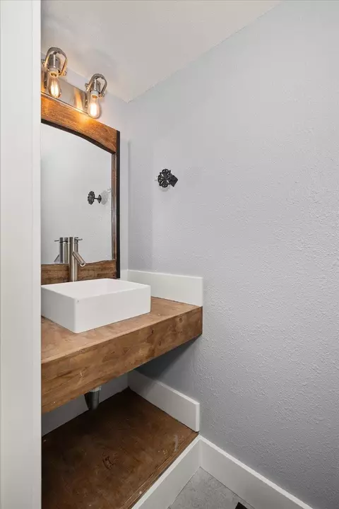 Bath - 8024 Elde Dr, Spokane, WA 99212 photo 3 of 4