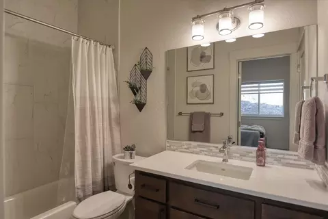 Bath - 13622 N Eagle View Ln, Spokane, WA 99208 photo 3 of 3