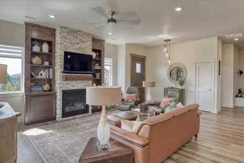 Living - 13622 N Eagle View Ln, Spokane, WA 99208 photo 3 of 3