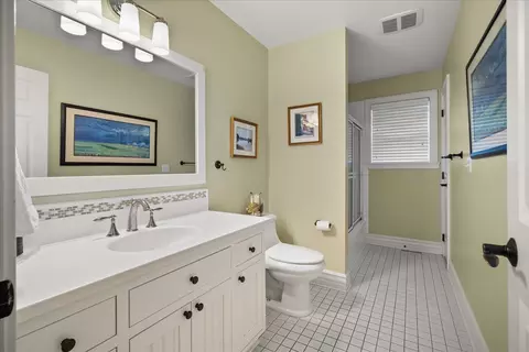 Bath - 23 E Roscoe Ct, Spokane, WA 99224 photo 3 of 5