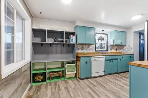 Kitchen - 2008 E Nebraska Ave, Spokane, WA 99208 photo 2 of 2