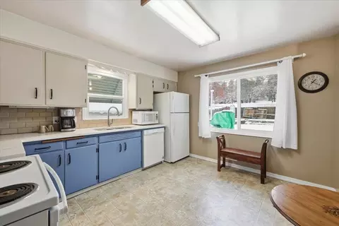 Kitchen - 4135 E Frederick Ave, Spokane, WA 99217 photo 3 of 3