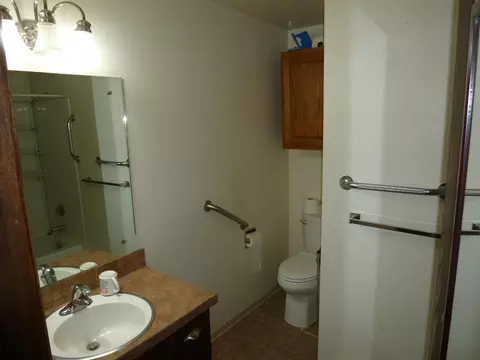 Bath - 924 E Bedivere Dr, Spokane, WA 99218 photo 2 of 4