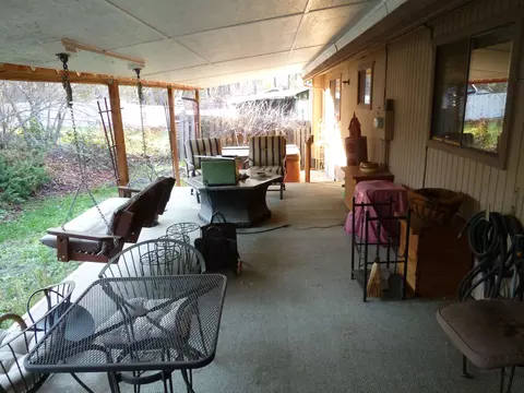 Exterior - 924 E Bedivere Dr, Spokane, WA 99218 photo 3 of 4