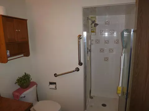 Bath - 924 E Bedivere Dr, Spokane, WA 99218 photo 1 of 4
