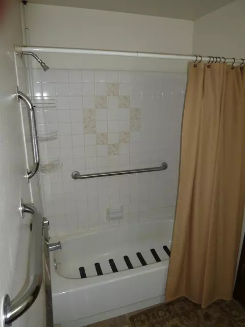 Bath - 924 E Bedivere Dr, Spokane, WA 99218 photo 3 of 4