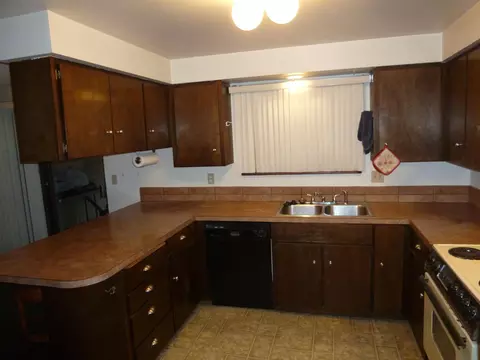 Kitchen - 924 E Bedivere Dr, Spokane, WA 99218 photo 2 of 4