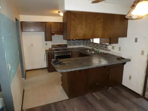 Kitchen - 924 E Bedivere Dr, Spokane, WA 99218 photo 4 of 4