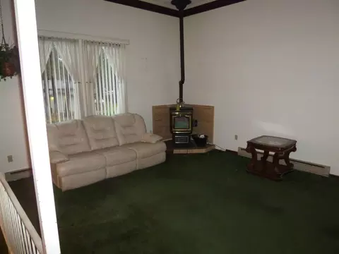 Living - 924 E Bedivere Dr, Spokane, WA 99218 photo 2 of 7