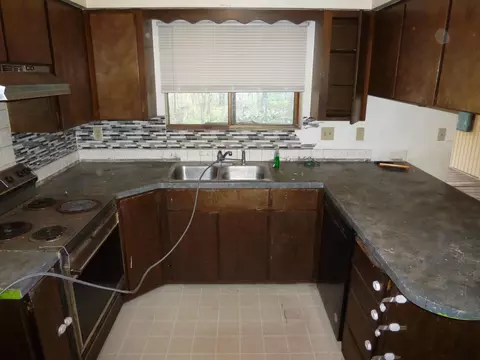 Kitchen - 924 E Bedivere Dr, Spokane, WA 99218 photo 3 of 4