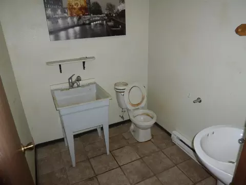 Bath - 924 E Bedivere Dr, Spokane, WA 99218 photo 4 of 4