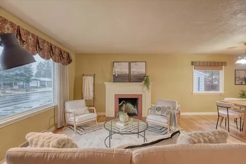 Living - 1027 E 37th Ave, Spokane, WA 99203 photo 2 of 6