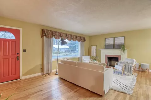 Living - 1027 E 37th Ave, Spokane, WA 99203 photo 3 of 6